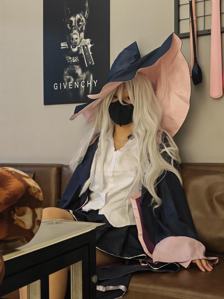 （物语工作室）定拍线下体验q2962168424，定拍转公映灰之魔女伊蕾娜的痒刑，伊蕾娜身为魔女没想到却那么怕痒，外套内的无袖衬衫裸露的腋窝更是敏感，一被挠痒怕是痒到咒语都念不出来了吧 定拍/服装道具赞助/线下体验/应聘模特加qq2962168424，物语工作室cos系列新作，伊蕾娜的痒刑，挠痒过程中一直在忍耐不停的吸气呼气的声音真的好色情啊，腋窝超级怕痒却又穿着无袖衬衫的伊蕾娜，像是主动暴露弱点被挠痒
