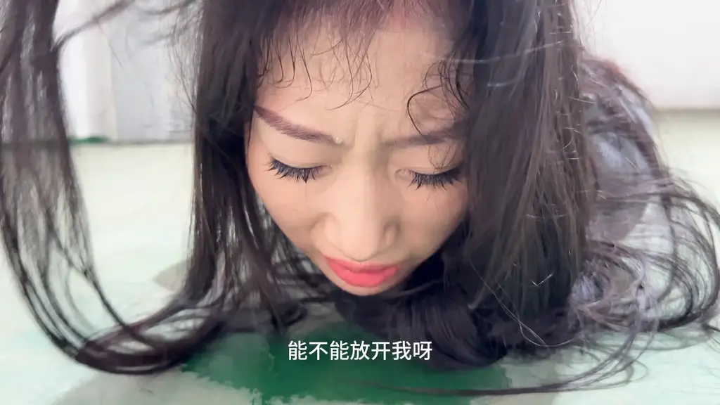 媚娘工作室-背高手驷马放置到爆哭的壹壹 媚娘工作室<br>V:13230013757<br>线x体验 私人定拍 线下陪玩 约绑模特 全国上课<br>被绑到仓库的妹子，太可怜了，背高手驷马捆绑，绳子甚至绑到了脚面，很是极限，妹子从刚开始的求饶挣扎，看到歹徒始终少言寡语无动于衷，心理防线逐渐坍塌，手脚越来越痛越来越麻木，内心的恐惧也开始放大，妹子哭了起来，企图用眼泪软化歹徒的同情心，发现真的没用之后彻底崩溃，开始爆哭起来，大声抽噎，最后被无情的丢在仓库里。观感效果贼好..