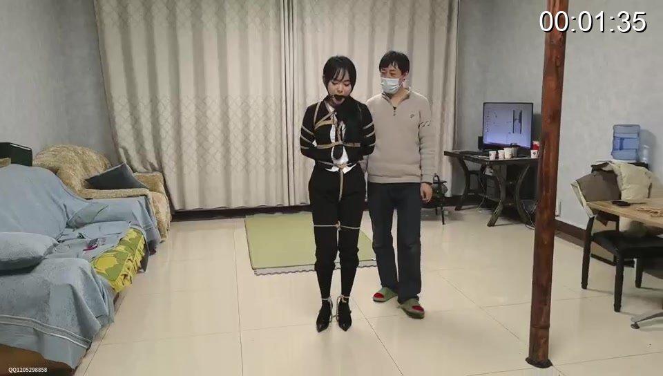 极度男尊女卑地狱！女性绝望连坐！因为妹妹犯下弑夫罪后连坐的女大 精致定拍，模特是早已不再拍摄的蝴蝶姐姐，很可惜蝴蝶姐姐再也不能向大家拍摄绳艺视频了，很可能是蝴蝶的最后一部作品了。<br>剧情：即将毕业步入社会的女大学生顾沈氏因为妹妹高沈氏弑夫后连坐被五花大绑，带上口球，捆上股绳，腿上绑绳镣，也因此丢了自己的工作和大学毕业资格，被判处痒刑，利用气垫梳和按摩器轮番折磨脚心，自己将在黑暗的禁闭室关押一整年。<br>欢迎大家加qq讨论：3486829668