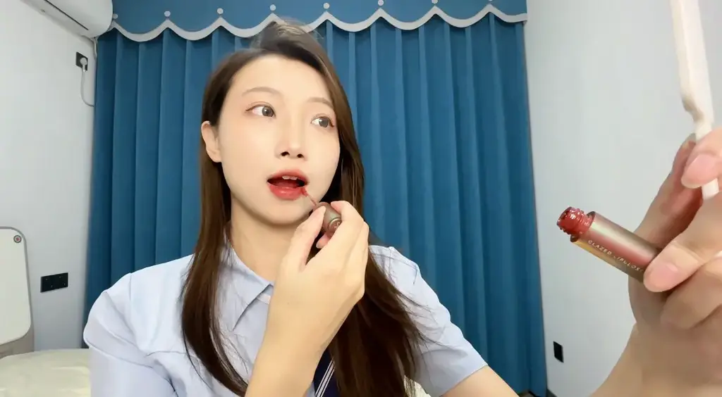 【定拍授公映】不义之财 女主在睡梦中被电话吵醒，电话里他的同伴着急地说:快点带着钱和U盘离开这里，你已经被黑手党定位了，他们的人马上就会过来追杀你。<br>女主打了个哈欠，不紧不慢地说:好了，好了，我知道了，等我起床，化个妆，换身漂亮的衣服吧。<br>同伴更加着急了:都这么紧急的关头了，你还要臭美，快点带着。。。。<br>还没有等同伴说完，女主生气地挂掉电话，然后不屑地自言自语说:那么着急干嘛，就算真的来了，我还会怕他们嘛<br>----------------------------------------------------------------------略<br>没一会女主开始娇喘并乞求男主放过她，她苦苦哀求地说:放过我吧，我不想死，钱和U盘都给你，只要能放过我。<br>男主则是冷冷回应:杀了你，这些东西我一样可以带走，去死吧。<br>男主加大力度，女主开始抽搐，渐渐地没了呼吸死去。<br>定拍合作请联系QQ2838269780 1372181502 网盘解压密码bill 不要在线解压 感谢定制老哥支持公映