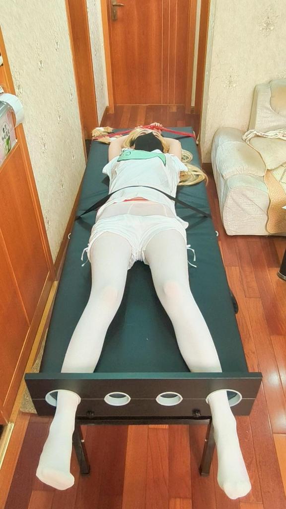 可爱黄豆粉cos家中遇劫遭tk逼供+调教qg成小奴 （晓森原创）cos成黄豆粉的晓森妹妹刚从漫展回来，就被潜伏在家中的歹徒迷晕，然后被捆绑在了刑床上面。<br>一开始先是狠狠地tk，逼问家中钱财在哪。发现没东西，于是开始调教可爱的黄豆粉，还搜出了td和棒棒，都给她用上。最后在歹徒的淫威和tj下，黄豆粉开始喜欢这种感觉，在高潮之后，成为了歹徒的小猫奴，这一趟也挺值得的呢。最后让小猫奴自己把td拿出来，展示给主人看，再塞回去。<br>感谢老板赞助的服装和刑床道具。<br>欢迎各位➕Q2195803378交流，欢迎订拍，一起开发晓森小妹妹。