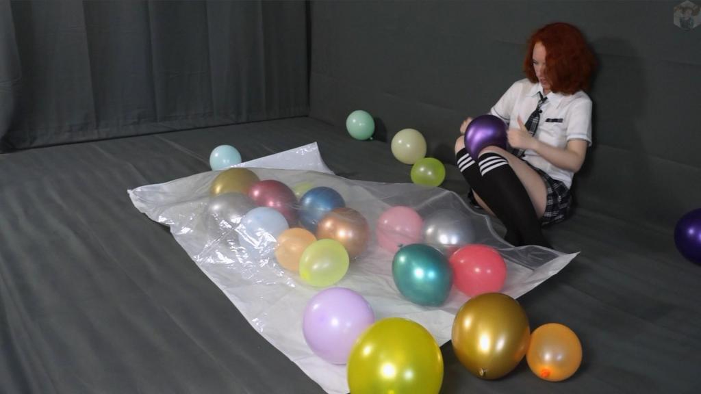Colorful balloons in a vacuum bag with Sonya Schoolgirl Sonia is in a good mood and decides to hang herself with colorful balloons. There were so many of them, but she still put them in a vacuum bag with her. It is so interesting to watch the balloons in the vacuum bag.