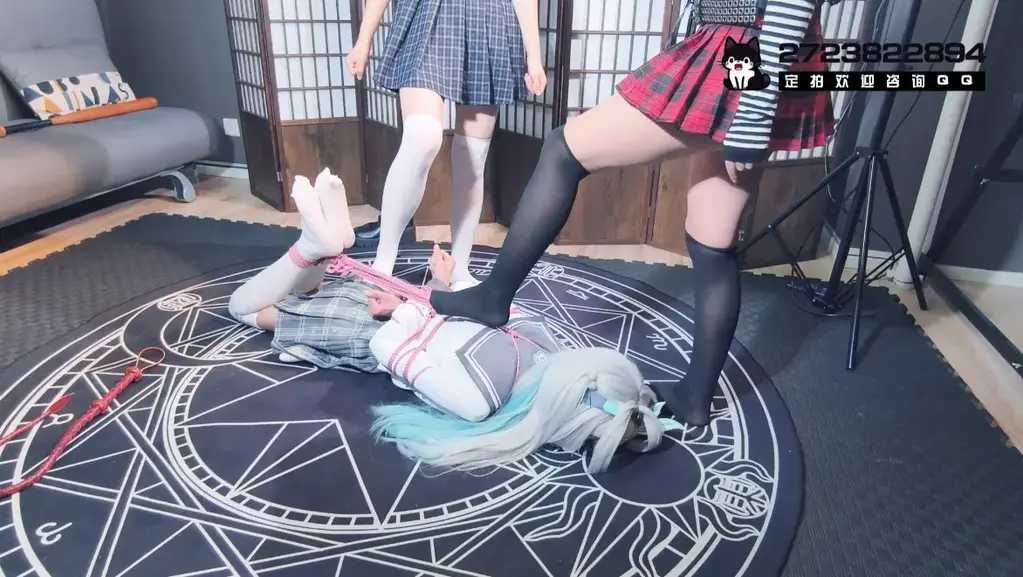 【BadCat】【妙妙X依依】【抖M粉丝直播刷礼物捆绑模特 线下女装cos 被两个模特捆起来狠狠欺负！】 大家好，我们是BadCat工作室。求关注 求关注！！！<br><br>【最新资讯】<br>工作室目前 开放直播服务 每周五八点直播 详情欢迎咨询 诚招合作的女生模特！<br>有意的请联系 QQ 2723822894（一定要是女生）<br>工作室新开设 伪娘摄影 cos/女装捆绑摄影 等服务 白菜价格 有兴趣的欢迎咨询<br>捆缚模特目前三位  妙妙  依依 多比（长期接受定制 线下也可组合实践）<br>伪娘绳模 雪碧喵 小零 也可以接受定制 <br><br>【工作室简介】<br>* badcat工作室 坐标辽宁鞍山 <br>* 有专业的男女绳师 可提供专业定拍和体验 <br>* 未来会向cos拍摄 绳屋方向发展 <br>* 女生线下只做S 想线下捆她们的就不用问了 <br><br>目前其他平台的盗版视频日益猖獗 我们这个小作坊还是希望大家能够多多支持！<br>BADCAT 工作室专用QQ 2723822894  业务咨询 线下体验等事务 欢迎加他<br>女生个人VX 会收门槛 希望理解！<br>【工作室推特】@surelovemeng 工作室X刚刚成立 喜欢的宝宝欢迎关注！！<br><br>【本作内容】<br>本作来自粉丝体验 本工作室推出直播服务 每周五固定直播<br>这位粉丝在直播间刷礼物 欺负本喵和依依 把我们俩折腾够呛 于是线下体验 就被我们俩捆起来一起玩弄！<br><br>【定拍/体验需知】<br>本工作室定拍 一律不露脸（戴口罩/眼罩）<br>只拍摄的都是一些清水擦边的作品 大尺度的内容 就不必询问了 <br>目前主做cos 剧情 百合等内容 最低600就可以订拍！<br>我们只是因为爱好并且想分享出来赚点零花钱而已，那些想歪的和喜欢大尺度的就不用联系我们了！<br>拍摄时间双方商量确定 决定定拍后 需要交付定金 方便我们安排拍摄时间<br><br>PS:工作室定拍收取的订金 一旦收取 没有特殊原因是不予退还的 这里必须说清楚 望各位定拍的粉丝知晓<br>定金的目的就是约束双方履行承诺的 如果真的因为后续原因 客户资金不足或其他原因 那只能按客户跑单计算<br>如因本工作室原因 会予以部分补偿 或全额退款 <br><br>关于体验 <br>本工作室本着健康约绳 释放压力为主 可提供部分恋足等内容的服务 但不要提什么裸露哪里的，这是线下体验，不是别的！<br>还有地区太远想考虑下的什么的也请想清楚能不能来，再联系我！我们在辽宁鞍山！！ 重点 在辽宁 鞍山鞍山！！<br><br>工作室对于男女绳师 约绑的费用是不同的 <br>现在专门推出男绳师捆绑服务 最低300起约 欢迎咨询！<br>如有伪娘CD TS等女装需求 服装请自备！<br><br>【招聘信息】<br>工作室长期招聘 鞍山本地及周边合作的模特 互勉/有偿均可 详情欢迎咨询！<br>伪娘这边应聘绳模是没有工资的，但如果相貌身材优秀的话，是可以长期互勉拍摄的，能接受的联系我！不能的话就免开尊口啦！<br><br>【赞助/联系我们】<br>工作室紧缺cos服，有想看cos捆绑的可以尽情赞助<br>其他大型道具 或者金属皮具 想看我们使用的 也欢迎联系我们！<br>BADCAT 工作室专用QQ 2723822894 <br><br>【写在最后】<br>【BadCat专用麻绳】现也对外出售 品质绝对过关，有需要的朋友欢迎联系我们。<br>【BadCat原味丝袜】黑丝白丝肉丝都有，包括视频里和塞嘴里的，有需要的朋友也可以联系我们，加好友时留言妖狐吧原味，可享原味包邮服务，每人限一次哦！<br>联系方式统一加QQ：2723822894  仅限业务咨询 想加VX的需要门槛  闲聊勿扰！
