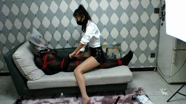 《安安与月月》性感OL灰丝女王严厉上锁黑丝连身袜玩偶。锁住挑逗口球堵嘴，再三恳求之下女王好心开锁结果迎来更严厉榨汁。无情呼控+严格榨汁，再狠狠责，被束缚的安安怎么求饶都无法解脱，只能沦为女王的玩具。 安安是被严厉驯化的伪娘绒布球玩偶<br><br>性感的灰丝OL职业女王气场十足，修长的美腿在灰丝映衬下展现迷人曲线。安安看到之后随即沦陷，奈何下面被无情锁住，只能哀求女王解开。既然如此那就满足安安好了。<br><br>但是解开锁就是解脱么，并不是呢，开始连续高压无情呼控榨汁，最后安安多次到达，哀求女王不要继续，但是怎么会就这么容易放过安安，继续榨，然后责，最后直接虚脱，女王的玩偶也不是那么好当的丫。<br><br>招聘小姐姐模特~定拍：<span style='color:#b0b0b0;'>[隐藏文字，购买后可见]</span><br><br>不要在线解压哦，保存到本地然后解压，后缀改为MP4即可。<br><br>解压密码：<span style='color:#b0b0b0;'>[隐藏文字，购买后可见]</span>