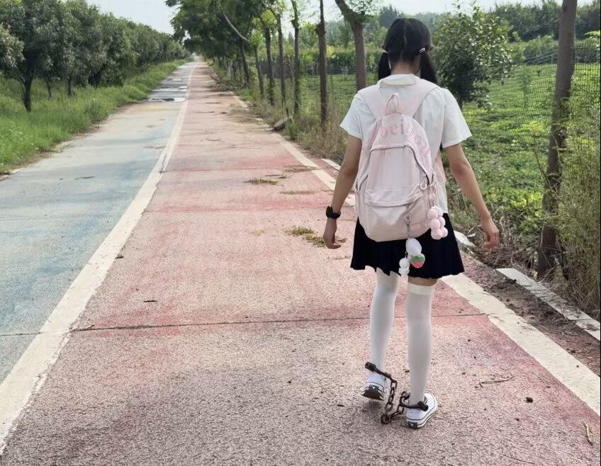 18岁JK白丝脚镣女高的户外两公里镣铐徒步 JK和匡威帆布鞋，双马尾 白丝，1.5kg脚镣和手铐<br>妹子介绍了今天的两公里镣铐徒步任务，在一条人行道上，比较忐忑和激动。<br>前半段穿袜子走，后半段没穿袜子，妹子天天戴脚镣，即便连续走了两公里也没有磨破脚后跟，已经练成了，并且没有表示很难受，甚至比较开心。<br>妹子全程不定时讲解感受，走路的速度还是比较快的、纯干货。<br>高帧率版本已经上传百度云，横屏拍摄<br>布莱恩原创作品1071263211