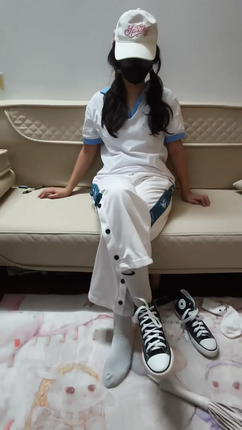 【可可伶】这是05后喜欢挠轻调鞭打的可可伶，这次是高冷超酷的运动帆布女学生，这次新加了自己带铐撩，TK换袜惩罚拖鞋鞭打和呻吟，后面真的哭的忍不住了  惩罚拖鞋鞭打和呻吟，感觉逐渐有感觉了 不断的加剧对可伶我的输出，可能后面越打越狠越上瘾的感觉，后面真的哭的忍不住了