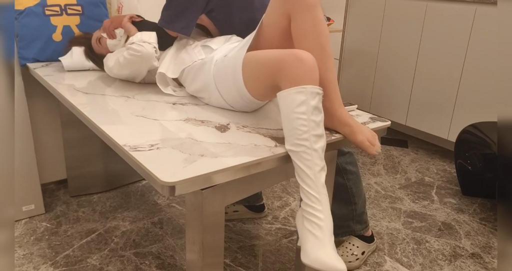 制服特辑(白色制服+肉丝白靴) 43:46<br><br>首先十分感谢老板定拍，并且愿意放出部分素材供大家欣赏。<br><br>这大概也是个人第一次尝试制服，效果让各位看官评判吧，如果有喜欢制服BL的朋友,可以找我们定拍。<br><br>由于这个素材的不连续性，因此剧情性不能过度强调，更多的是元素的展示，纯剧情控的朋友慎入！！<br><br>元素:靴控(细高跟白色中筒靴)，肉丝，昏迷摆弄，扛抱，恋足，手帕捂晕，勒晕(蹬腿挣扎)，勒死，死不瞑目<br><br><br>其实就我个人而言，每一个公映都是消耗自身的资本为大家谋福利，目前的话，为了保底，基本都是和定拍老板沟通，把部分素材直接转公映，确保这个更新速度，也希望大家尽可能支持原创，不然我们无法回血，也就没理由创作更多的作品，同时感谢所有一直支持原创的朋友和每一个愿意相信我们的老板，你们的支持是我们每一位普普通通创作者最大的动力。<br><br>【招 聘】成都兼职女演员，待遇优厚，工作时间灵活。<br>【业 务】我们可为您定制属于您的专属视频；您也可以线下体验。<br>【内容】昏迷扛抱，摆弄，恋足，绳艺<br>【联系方式】咨询QQ：2215979580/2020643149，加好友请备注说明来意。<br><br>奕梦阁，专注于生产优质冰恋内容。