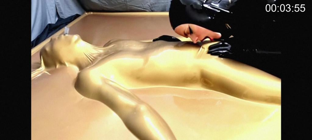 gold plated vacbed captive Von Kopf bis Fuß in enganliegendes schwarzes Latex gekleidet und ihr Sklave auf ihre Anweisung hin fest versiegelt, gleitet MistressAe über seinen mit Gummi umhüllten Körper und spielt mit seinem Penis, hält ihn stundenlang am Rande des Orgasmus...身着从头到脚紧身的黑色乳胶服，奴隶被她严密地束缚着，女主人Ae在他橡胶包裹的身体上游走，玩弄他的阴茎，让他几个小时都处于高潮的边缘……