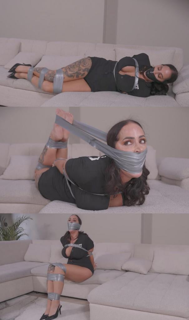 Samantha Jayne Officer Fugitive Hunt Duct Tape Hogtie ( Ducttape, Panties, Wrapgag, PVCtape, Hogtie, Samantha Jayne Officer Fugitive Hunt Duct Tape Hogtie ( Ducttape, Panties, Wrapgag, PVCtape, Hogtie, Struggle, Mmmph, Muffled, Bondage, Capture ) Samantha Jayne 正在调查一名通缉逃犯最后的行踪，突然被人抓住并用大力胶带（duct tape）捆绑起来。一番挣扎后，她的嘴里被塞进一条脏内裤，并用透明胶带紧紧缠绕封口，形成了一个严实的堵嘴束缚。她拼命挣扎，隔着厚厚的内裤与胶带发出“唔唔”的闷响，身体在胶带的束缚下不断扭动。<br>过了一会儿，对方在透明胶带外又加缠了一层黑色PVC胶带。这额外的缠绕进一步削弱了声音的传出。Samantha Jayne 试图隔着堵嘴物说话，但无论如何努力，发出的都只是含混不清的闷声，同时她也不断试探着胶带的牢固程度。<br>在即将离开之际，对方用更多大力胶带再次将她的嘴紧紧封住，随后将她捆绑成极度受限的“猪蹄扣”姿态（hogtied）。此时的 Samantha Jayne 陷入了极度无助的境地，几乎无法挪动身体，只有极其微弱的呻吟声能穿透那层层叠叠的堵嘴束缚传出来。Samantha Jayne is inspecting the last whereabouts of a wanted fugitive when she is suddenly grabbed and tied up with duct tape. After some struggling her mouth is stuffed with dirty panties and sealed with clear tape as a tight wrap gag. She struggles and MMMPPPHHHS through the thick panty-and-tape gag, twisting against the duct tape bindings.<br>After a while black PVC tape is wrapped as a second layer over the clear tape. The extra wrap muffles her even more. Samantha Jayne tries to talk as much as she can through the gag, but all that comes out are muffled sounds as she keeps testing the tape.<br>When he is almost taking his leave he tightly wrap gags her again with more duct tape before putting her into a tight hogtaped predicament. Samantha Jayne is now very helpless, barely able to squirm, with only the faintest moans making it through the heavy layered gag.