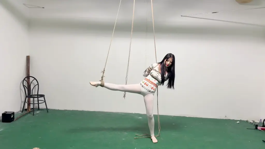 媚娘工作室-少妇后妈虐练继女 媚娘工作室<br>V:19031105377<br>线x体验 私人定拍 线下陪玩 约绑模特 全国上课<br>最近女孩的后妈很是头疼，自己没有女儿，老公的女儿又是这个德行，想想自己从小习舞，各大奖状拿到手软，偏偏却有个这样的继女，什么也不是，一想到这里很是烦躁。即便他直到继女已经过了培训舞蹈的最佳年龄，可这畸形的心理总促使她去试一试。于是便送到当年的同学如今身为老师的瑾初这里来加训，没想到继女说一套做一套，根本就不好好训练，于是瑾初老师开始了自己的独特教学……<br> “学舞蹈就是这样，疼是肯定的，你要是练这点痛都忍受不了，成不了角！”说罢瑾初老师便将壹壹五花大绑，吊起她的旁腿开始软度训练，“我一定可以完成的老师！”<br>壹壹信誓旦旦的说到，可没一会，就开始喊痛，不想训练，瑾初老师并不惯着这样的学生，狠狠的拉起她的腿，不断提高强度，壹壹不断的哭喊着，瑾初老师嫌弃她吵闹，便脱掉自己的内裤塞进了壹壹嘴里，拿胶布绑住。“开会吗？那我现在过去”接到领导电话的瑾初老师，对着壹壹说到“你自己在这里好好反省，刚好也给你拉拉筋，再乱喊乱叫回来我就把你的胯踩烂！”说罢便离开了屋子，只留下壹壹不住痛苦的呜咽着，身体上的痛苦快要让她昏厥……