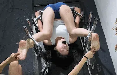 【樱束原创】《学生的惩罚》女学生被固定刑架上脚上刷上痒痒油用气垫梳手指疯狂挠脚心惩罚！丝袜塞嘴笑的喘不上气只能呜呜求饶！棍子抽打脚心的大腿！棒棒跳D/P机强力输出刺激羞耻强G！ 剧情简介：<br>定拍转公映！女学生被固定刑架上脚上刷上痒痒油用气垫梳手指疯狂挠脚心惩罚！丝袜塞嘴笑的喘不上气只能呜呜求饶！棍子抽打脚心的大腿！棒棒跳D/P机强力输出刺激羞耻强G！<br><br><br>樱束联系方式：QQ1565437 QQ5909437 官方邮箱：yingshuyc@gmail.com(记住邮箱回家不迷路)<br>统一解压密码：qq1565437 原老解压密码：qq2156176672<br><br>视频格式：MP4<br>分辨率：1080P<br>时长：34分钟<br>大小：1.5G