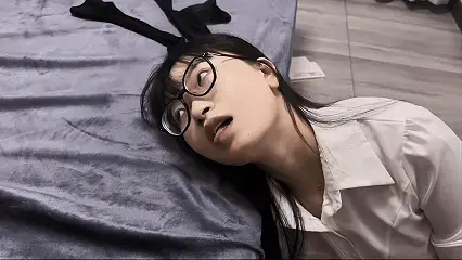 傲慢的代价 【定拍】傲慢的代价 -小麦是路人A家里请的家教。她看不起成绩差的A，言语刻薄，动辄辱骂。A忍无可忍，向家里要求换掉她，却因为成绩确实“有所提升”而被拒绝。绝望之下，A联系了一个杀手，决定让小麦永远消失。<br><br>杀手以“A的哥哥”身份联系小麦，谎称临时更换上课地点，将她骗至自己家中。小麦坐在沙发上等A，不耐烦地抱怨路途遥远、A怎么还不来，随后开始肆无忌惮地说A的坏话。杀手端水回来，随口说了句“你不该这样对待自己的学生”。小麦瞬间暴怒——一个“学生家长”也配教育她？她起身要走。<br><br>杀手从背后捂住她，将她捂晕。<br><br>小麦醒来时，已经被绑在床上。杀手卡住她的脖子，威胁她不许出声，假意说本来要她的命，但只要她听话，就放她一条生路。条件很简单：脱下自己穿的丝袜，换上一条新的。<br><br>为了活命，小麦照做了。她颤抖着穿好新丝袜，小心翼翼地问：“我可以走了吗？”<br><br>杀手拿起她刚脱下的那条丝袜，从背后勒住了她。<br><br>确认断气后，杀手不紧不慢地把玩她的身体。他把小麦摆放好，拍了张照发给A，表示任务完成。然后摘下她的眼镜，把勒死她的丝袜塞进她嘴里，再翻成侧躺，拍了几下她的屁股。<br><br>起身，离开。 定制联系QQ2576361018