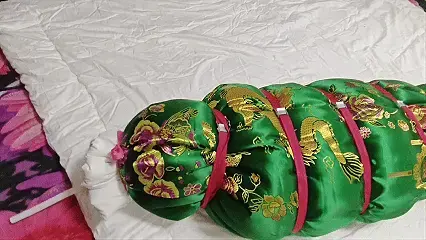 非常包裹 奴被装进棉睡袋.又被厚厚的棉被包裹.这还不算又被装进袋子里.可够奴受的了.可是女主又用15 斤的棉被把奴缝起来了.敬请欣赏欢迎定拍QQ3964504470