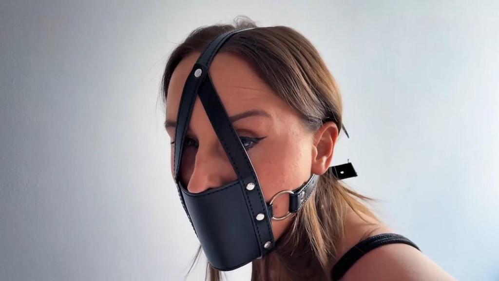 Rope Bondage Stool Struggles Watch me struggling on a black leather stool, in this rope bondage escape attempt challenge. Harness gagged, barefoot soles covered in oil.<br><br>