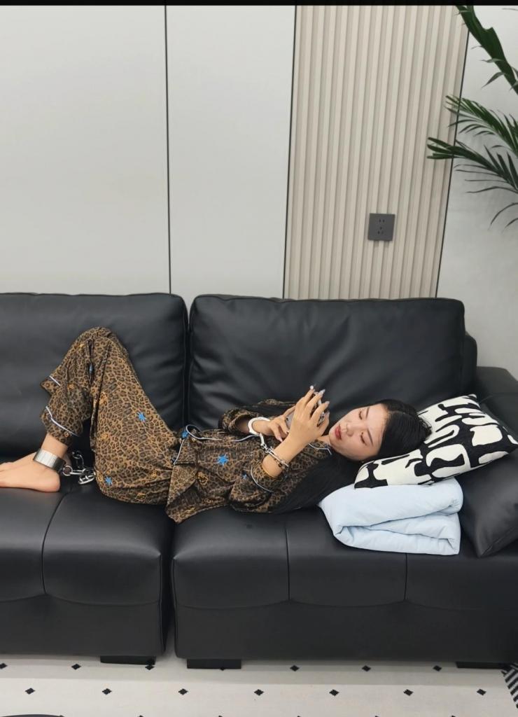 妮妮崽贞操带戴镣和肛塞尾巴外出 作者：妮妮<br>工作室：妮妮崽工作室<br>内容：妮妮崽戴镣换贞操带和肛塞尾巴，及戴镣露出外出，并在车里面进行一些不合时宜的动作。<br>妮妮工作室欢迎大家来定拍！