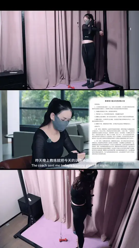 【PlotBound】（微剧情）女白领的特别健身课程（第二集）:“深入”的训练计划——艰难且折磨的盆底肌训练（Y钩负重/视听全封闭/5cm泡沫球堵嘴/阻氧面罩/电击胸垫/“深度”按摩，入内详见“训练计 如果喜欢我的作品，可以点击上方头像位置的“关注我”，以便及时收到每一次的更新提醒。<br><br>为了提升各位朋友的观看体验，调整了水印。水印不会一直在，只会隔一两分钟闪现几秒，并且水印进行了缩小并改成透明的。<br><br>时长：00:44:24<br>大小：2.5G<br>分辨率：1080P HD/RF20编码<br>字幕：中文语音 中英文双语字幕<br><br><br>本期剧情简介：<br><br>周末，结束了一周工作的莹莹，正穿着一身健身装，坐在书店里看书。可莹<br>莹此时的心思却不在书上：“上次的体验课的训练过程虽然很痛苦和折磨，可是不知道为什么，结束后我却感到非常的放松，感觉连精神都放松了不少。这对于每天坐在办公室，要面对各种繁杂事务和领导同事的我来说，仿佛是一个卸压的闸口。于是，我购买了长期的训练课程，并获得了一套的训练装备。这套装备包含各种各样的衣服和道具。今天，我将过去进行第二次训练，教练说今天的训练将会更加的深入。因为现在还没到我预约的训练时间，所以我便现在附近我喜欢的一家书店里一边看看书，一边等待我期待的训练时间的到来。<br>想着，莹莹拿出手机，并打开一个软件，顿时一个非常详细却又匪夷所思的训练计划映入眼帘。<br><br>陈莹莹小姐本次的训练计划<br>训练装备：<br>1. 在训练者盆底肌处放入约 13cm 长的45度金属钩，在负重时训练者必须用始终用盆底肌夹紧钩子，否则钩子将钩入更深处给训练者带来痛苦。<br>2. 佩戴面罩和静音耳塞，封闭视觉和听觉<br>3. 嘴里塞入5cm 直径的静音泡沫球，并佩戴阻氧面罩<br>4.佩戴电击震动胸垫，用于发布动作指令，以及用于训练后的按摩和放松<br>5.佩戴分腿杆，让训练者无法夹腿，无法通过大腿夹紧辅助夹住钩子，只能通过盆底肌本身发力。<br>6.佩戴单手套，禁锢训练者双臂，让训练者无法通过手臂辅助发力。<br><br>训练环节：<br>1.第一阶段，热身阶段：训练者在盆底肌处安装好金属钩后，将金属钩与训练架连接好，随后开始进行热身。在这种状态下活动身体的各部位，让盆底肌适应金属钩。<br>2.第二阶段，训练阶段：完成所有装备的穿戴后，教练将通过专属胸垫的电击功能发令，当电击开始，训练者必须开始进行深蹲，一边往下蹲，一边要通过盆底肌发力夹紧钩子来吊起另一端的哑铃。电击会一直持续到一个深蹲完成才会停止。训练者需完成3组，每组15个深蹲，共计45个。为了达到训练的目的，本阶段的过程中训练者会十分的艰难，并且十分的痛苦。但训练必须全部完成才能结束，无法过程中训练者表现的如何痛苦，只要没出现紧急情况，都不会停止。<br>3. 第三阶段，按摩放松阶段：深蹲训练完成后，将对训练者相关部位进行按摩放松。训练者将依然保持上述装备，同时增加一个筋膜枪与金属钩绑在一起，筋膜枪的震动将带动金属钩震动，从深传入盆底肌深处，达到给盆底肌按摩放松的效果。同时，特质胸垫的震动也会开启，辅助放松训练者的肌肉。本阶段的目的是通过震动来放松盆底肌和胸肌，但过程中可能会对某些神经系统产生刺激，刚开始会有愉悦感，当愉悦感越过顶点后，慢慢的又会变成痛苦感，最后变成愉悦和痛苦交织。这些感觉都是难以避免的副作用，为了达到深度放松肌肉的目的，这些感觉的产生将不予考虑，训练者需自行承受和忍耐。<br><br>莹莹看着这个训练计划，心里又是害怕，又是期待：“昨天晚上教练就把今天的训练计划发给我了，正如教练所说，这次的训练计划比之前深入很多。不只是训练程度的深入，而且真正的客观层面的深入。”<br>随后，莹莹左右环顾了一下，似是想到了什么，突然有点脸红：这家书店虽然很安静，可哪怕我特地选了一个无人的角落，周围也偶尔会有人路过。可周围的人恐怕无论如何也想不到。这个穿着健身服的女孩，下面察竟然真空穿着—条带隐形拉链的开档瑜伽裤。而上面的健身服里，竟然还放着一个带电击和震动功能的特质胸垫。是的，这些就是今天的训练的配套装备，我出发前就已经穿在身上了。一想到这，我的心里就不由得升起一股无比羞耻的感觉。可是不知道为什么，在这种羞耻感下，我心里突然冒出一个疯狂的想法，甚至按耐不住要马上去进行。”<br>随后，莹莹拉开领口，健身服里面竟然是一对粉色的硅胶胸垫，莹莹按下胸垫上的开关。随后，莹莹又拿出手机操作了一下，顿时一阵震动的声音传来，而莹莹也跟着低吟起来，表情变得时刻愉悦，时而痛苦。<br>过了一会，预约的时间快到了，莹莹就这样前往健身房，胸口的胸垫依然持续开着。到了健身房后，教练还没结束上一节课程，所以莹莹就先在健身房公共区域骑了一会动感单车热身一下。而胸口的胸垫也让莹莹的热身过程变得越发的“热”。<br>不一会，教练来到大厅，喊莹莹，并带着莹莹来到专门的训练室。随后，教练给了莹莹一个金属钩子，让莹莹自己安装一下。看着金属钩子，莹莹顿时羞红了脸。不过因为看过训练计划，莹莹也没有迟疑太久，很快便转过身去自己安装了起来。<br>（后续训练详见正片）<br><br><br><br>更多作品请在站内搜索PlotBound<br><br>暂时不接定拍，各位朋友有什么想看的剧情或元素可以发站内信跟我说，如果符合我的风格的话，我会考虑融入我的剧情片里。（不一定每条都回，但一定会看。）