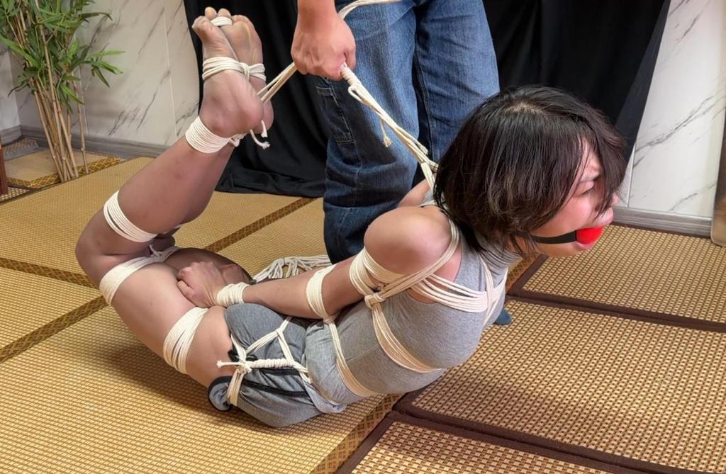 【零零柒】白色细绳极限直臂驷马5.5cm口球疯狂挣扎 选用4mm白色细绳，致敬Hunter。直接绑经典的欧式重装直臂，5.5cm超大口球堵嘴。放置地面后拉极限驷马并且绑脚趾，互动加TK挠痒，挣扎无用。。只能无助的呜咽哼哼求放过。。。<br>主包坐标028，只玩欧式风格极限紧缚，体验（女士互勉）、定拍Q1260485705（备注来意，拒绝闲聊）<br><span style='color:#b0b0b0;'>[隐藏文字，购买后可见]</span>