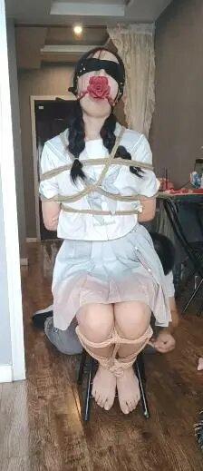 清纯元气少女jk约绑实录 本次约拍元气满满水手服小姐姐，还是个大学生，非常可爱，说话非常甜美可人，本次是之前约到的第一个女模特。听谈吐非常了解字母圈，是个潜力股，以后慢慢开发。说实话，这个女孩太可爱了，元气满满，看她乖巧可爱的被上绑，乖乖的脱下那可爱的小皮鞋，露出那双白里透红的小脚丫，连我都很喜欢她。大大的眼睛，羞涩的动作，那种欺负她到不停挣扎，驷马时候翘起脚丫无助的样子，各种道具用了个遍，直接玩虚脱，大家喜欢不要错过！