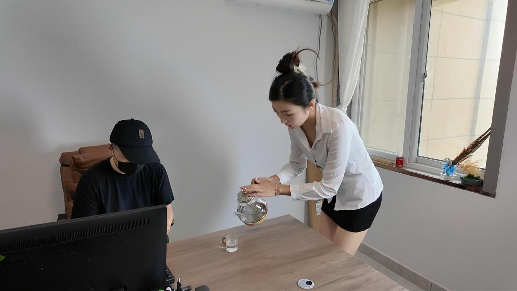 定拍佳佳打屁股 秘书佳佳给老板倒水，不小心倒撒，被老板训斥，罚打屁股，用手打两百多下，各种姿势打，用手把屁股打的通红，衣服扣子解开开始打胸.....本工作室提供私人定制绳艺视频、私人定制绳艺体验、剧本体验、出售原味、另外招募绳艺模特、视频统一解压密码h123456 定拍联系QQ1434003729加我注明妖狐吧