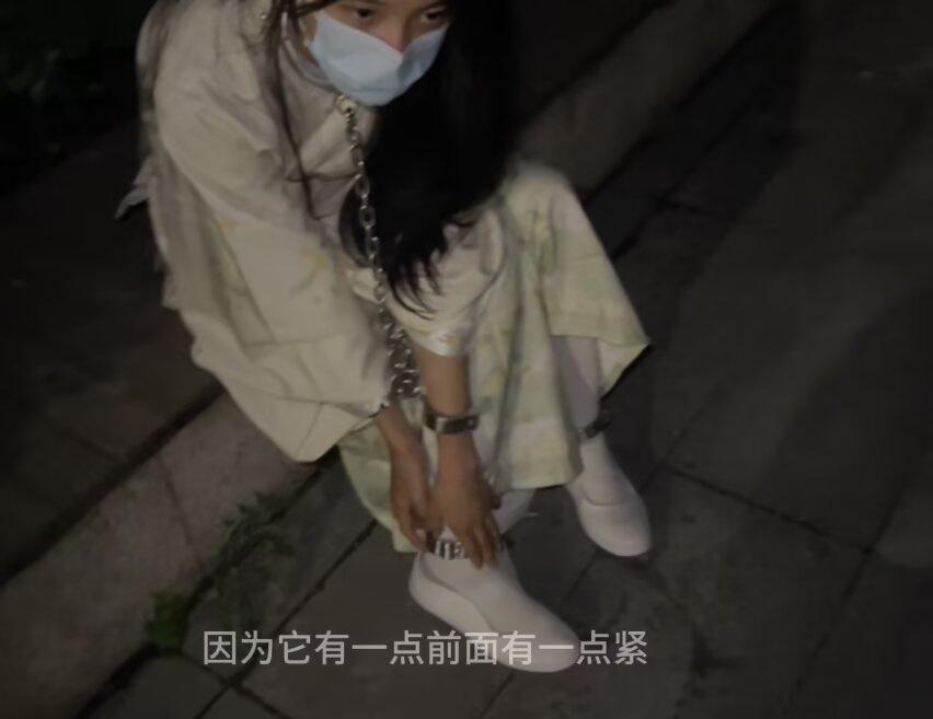 18岁女高的户外连体镣铐体验-白丝-白一带布鞋 新到的连体镣铐，刚到的快递妹子赶快拆开试戴了一下，感觉有点紧，而且比想象的重。<br>换上汉服出门体验了一下，在小区里面和外面的街道走来走去，时不时有人从后面路过。<br>白一带和汉服很搭，妹子说这套镣铐拘束感特别强，像古代的女囚。<br>布莱恩原创作品1071263211<br>