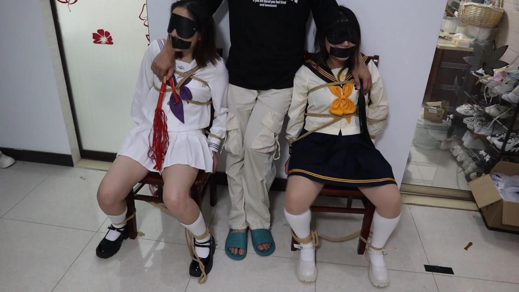 【荷仙少女】椅子缚捆绑玩素人女生双绑连缚调教，两个素人学生女孩绑在一起 鞭打+电击+挣扎+ TK+语言羞辱和挑逗，从一开始开心的哼哼唧唧，到后面开始疯狂挣扎 椅子缚捆绑玩素人女生双绑连缚调教，两种不同颜色的水手服，挣扎两个素人学生女孩绑在一起鞭打调教电击不断，从一开始开心的哼哼唧唧，到后面开始疯狂挣扎<br>最近开始恢复营业，有需要的dd哦
