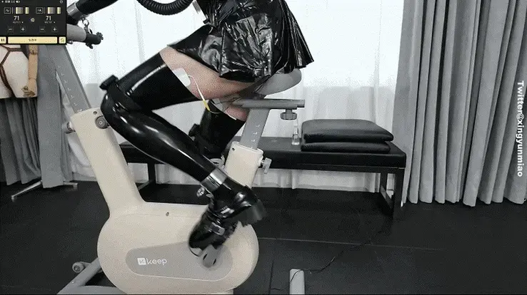 《奴婢学院的日常——体育锻炼》合格的奴婢，首先最重要的就是身体素质！今天的体育课题是：“三难”动感单车【ZHUA195】 内容详细——<br>奴婢学院，顾名思义，是一所专门驯化奴隶的机构。它的唯一目的，就是强化被送进来的奴婢的奴性，切断自我，最终成为被精心调教过的雌堕玩物。奴婢每天都必须接受各种严格的驯化任务，除了人体每天所需的睡眠时间外，必须全天候处于训教状态，让它们日复一日沉浸在持续发情的状态里，全身心维持发情模式。除了上课外，每天学院都会布置课后作业，以巩固当天的学习成果。<br><br>•今天上的是体育课——<br>奴婢需按规定穿上学院制定的漆皮制服，佩戴乳胶手套与过膝袜，脚穿漆皮皮鞋。<br><br>•今天的课题是：“三难”动感单车<br>Ⅰ<br>穿戴乳胶头套，戴上防毒面具。背上双负压瓶背带，戴上金属臂铐，手铐以及脚铐。大腿根部分别贴上四个电击贴片，膝盖处固定郊狼“按钮传感器”<br><br>Ⅱ<br>两个负压瓶分别注水至指定高度，通过两根呼吸管接入背带上的止气阀三通上，再用一根呼吸管通过三通接入面具。奴婢双手握住单车把手再将手铐锁在把手上。双脚踩到脚踏上再用脚踏自带的拘束带锁紧。<br><br>Ⅲ<br>电击贴片接入腰上的电击主机，传感器通过无线连接主机。传感器可以捕捉奴婢的运动幅度，从而让电击强度增减：当奴婢踩踏单车的频率缓慢时，传感器控制电击强度 3；反之，当奴婢踩踏频率加快时，传感器控制电击强度-1。然而，当奴婢偷懒完全停下来时，背带上的止气阀会被启动，完全阻断奴婢的进气口，只有奴婢重新踩踏单车才可恢复通气。<br><br>•与此同时，动感单车的阻力也会随时间被上调，让奴婢踩踏脚踏越来越吃力。缺氧、电击、不断加重的阻力，三管齐下。直到奴婢力竭、呼吸不上氧气时，课时才能结束。课时结束之前，奴婢必须保持原有状态下，用震动棒把自己榨出来，才可下课。<br><br>这就是今天课题所谓的“三难”动感单车。<br>只要奴婢骑上了这辆单车，无论是快、慢、还是停下，都会有相应的惩罚。<br>快——会因为运动呼吸变得急促，氧气快加速消耗，二氧化碳急剧增加，奴婢的体力也会持续缩减。<br>慢——传感器会快速地以每秒 3增加电击强度。<br>停——会被瞬间阻断氧气功供给。<br>身体素质，从来不是用来证明自己能撑多久，而是用来证明自己还能被继续使用。<br><br>温馨提示：爪爪发射时间在30:30后<br>注意！：本片爪爪是伪娘<br>解压密码：ZHUAZHUA<br><br>咨询工作室同款拘束具以及内容定制可站内私信或联系TG↓<br>Telegram:@zzZHUA<br>Twitter（X）：@xingyunmiao<br>作品编号:ZHUA195