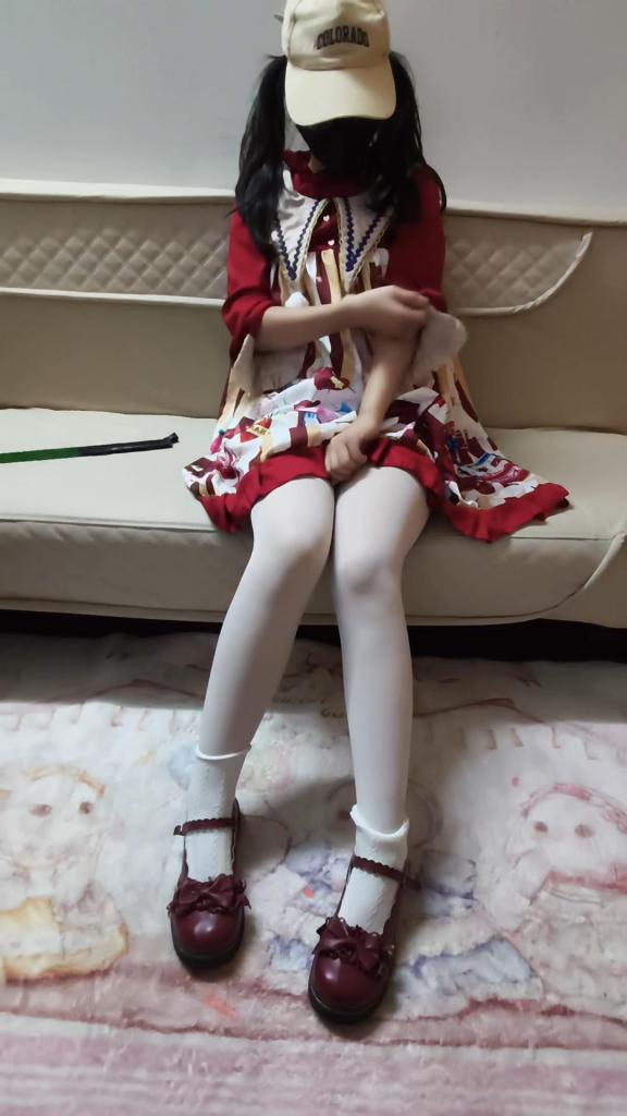 【可灵饼】这里是小可灵饼，一个05后少女声音甜美俏皮活泼可爱的三坑少女一枚，是个小白纸，喜欢轻拘束束缚，轻调抽打，也会生气的时候反抗，喜欢可以互动哦 大家好，这里是可灵饼，一个萌萌的05后女孩（可身份证），简单介绍，喜欢吃吃喝喝，喜欢新奇奇怪的东西，喜欢可爱的衣服，很俏皮很可爱，接触这里之后，比较好奇也比较憧憬，还可以赚个零花钱，达成合作一起拍拍轻调视频，如果有喜欢的可以支持一下呀，价格便宜，喜欢大家喜欢！