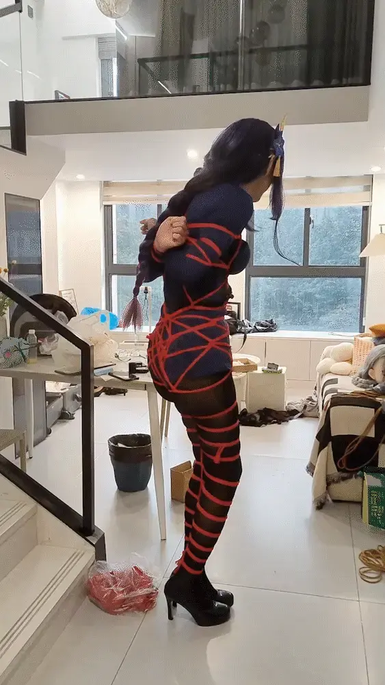 cos搜查官被红绳全身紧缚 极品男娘，后手缚 并腿，黑丝 制服紧身衣 高跟鞋，股绳 口球堵嘴，皮鞭惩罚 振动按摩，完全无法反抗