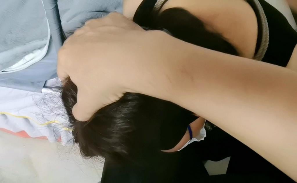隐私模式约绑绳模，耳朵塞棉花眼睛贴纱布缠上胶带，多重口罩堵嘴 喜欢捆绑好久了，一直都想约绑绳模过过瘾，可本人是个宅男，不想去酒店开房，又不想泄露自己隐私，第一次发现约绑绳模居然还有隐私模式。于是大胆尝试约绑了一次，并记录下来这次不一样的体验，为保护个人隐私，绳模直接被脱了衣服捆绑好，外面再套上外套，蒙眼封嘴戴上墨镜口罩直接丢在野外，然后绳艺馆发定位给我，由我自己去取，我用我的大吉普直接丢在后备箱拉回家，心里好兴奋，才发现隐私模式太爽了，绳模耳朵塞了棉花包了纱布又被蒙眼的胶带缠上什么也听不到，眼睛也垫了一层厚厚的纱布，然后黑胶带缠的紧紧的，胶带外面又缠了一层纱布，外面又戴上墨镜，一点点光线都感觉不到，嘴巴也是用白色纱布和几个棉口罩多重堵嘴，一点声音都发不出来。接下来就只能任我随心所欲的捆绑调教了，绑起来抽鞭子打板子，用脸提供按摩服务，紧紧捆绑双腿和黑丝双脚，用黑丝双脚提供按摩服务，玩儿的好尽兴……<br>订拍QQ120506109<br><span style='color:#b0b0b0;'>[隐藏文字，购买后可见]</span>