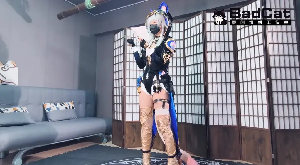 【BadCat】【妙妙X依依X多比】【赛飞儿X暇蝶X风堇 原创TK剧情 三女互玩 tk qg一小时剧情大作！】 大家好，我们是BadCat工作室。求关注 求关注！！！<br><br>【最新资讯】<br>工作室目前 开放直播服务 每周五八点直播 详情欢迎咨询 诚招合作的女生模特！<br>有意的请联系 QQ 2723822894（一定要是女生）<br>工作室新开设 伪娘摄影 cos/女装捆绑摄影 等服务 白菜价格 有兴趣的欢迎咨询<br>捆缚模特目前三位  妙妙  依依 多比（长期接受定制 线下也可组合实践）<br>伪娘绳模 雪碧喵 小零 也可以接受定制 <br><br>【工作室简介】<br>* badcat工作室 坐标辽宁鞍山 <br>* 有专业的男女绳师 可提供专业定拍和体验 <br>* 未来会向cos拍摄 绳屋方向发展 <br>* 女生线下只做S 想线下捆她们的就不用问了 <br><br>目前其他平台的盗版视频日益猖獗 我们这个小作坊还是希望大家能够多多支持！<br>BADCAT 工作室专用QQ 2723822894  业务咨询 线下体验等事务 欢迎加他<br>女生个人VX 会收门槛 希望理解！<br>【工作室推特】@surelovemeng 工作室X刚刚成立 喜欢的宝宝欢迎关注！！<br><br>【本作内容】<br>本作来自粉丝定拍 史无前例的一下子赞助了三套衣服假毛 这里本喵要特地感谢一下这位粉丝朋友<br>剧情大概就是本喵cos成赛飞儿 意外的捡到了一个常识修改器 之后将风堇和暇蝶的常识修改 让她们觉得本喵才是老师<br>之后对她们进行一系列的惩罚游戏 其间多比的风堇十分可爱 依依的暇蝶依然是游戏失败的一方 还有特殊的额外惩罚！<br>最后两人反扑 欺负本喵这个老师 最后的最后 翻转 是本喵给她们创造的幻象 剧情紧凑丰满 拍了很久的作品<br>中秋希望大家也能多多支持我们！<br><br>【定拍/体验需知】<br>本工作室定拍 一律不露脸（戴口罩/眼罩）<br>只拍摄的都是一些清水擦边的作品 大尺度的内容 就不必询问了 <br>目前主做cos 剧情 百合等内容 最低600就可以订拍！<br>我们只是因为爱好并且想分享出来赚点零花钱而已，那些想歪的和喜欢大尺度的就不用联系我们了！<br>拍摄时间双方商量确定 决定定拍后 需要交付定金 方便我们安排拍摄时间<br><br>PS:工作室定拍收取的订金 一旦收取 没有特殊原因是不予退还的 这里必须说清楚 望各位定拍的粉丝知晓<br>定金的目的就是约束双方履行承诺的 如果真的因为后续原因 客户资金不足或其他原因 那只能按客户跑单计算<br>如因本工作室原因 会予以部分补偿 或全额退款 <br><br>关于体验 <br>本工作室本着健康约绳 释放压力为主 可提供部分恋足等内容的服务 但不要提什么裸露哪里的，这是线下体验，不是别的！<br>还有地区太远想考虑下的什么的也请想清楚能不能来，再联系我！我们在辽宁鞍山！！ 重点 在辽宁 鞍山鞍山！！<br><br>工作室对于男女绳师 约绑的费用是不同的 <br>现在专门推出男绳师捆绑服务 最低300起约 欢迎咨询！<br>如有伪娘CD TS等女装需求 服装请自备！<br><br>【招聘信息】<br>工作室长期招聘 鞍山本地及周边合作的模特 互勉/有偿均可 详情欢迎咨询！<br>伪娘这边应聘绳模是没有工资的，但如果相貌身材优秀的话，是可以长期互勉拍摄的，能接受的联系我！不能的话就免开尊口啦！<br><br>【赞助/联系我们】<br>工作室紧缺cos服，有想看cos捆绑的可以尽情赞助<br>其他大型道具 或者金属皮具 想看我们使用的 也欢迎联系我们！<br>BADCAT 工作室专用QQ 2723822894 <br><br>【写在最后】<br>【BadCat专用麻绳】现也对外出售 品质绝对过关，有需要的朋友欢迎联系我们。<br>【BadCat原味丝袜】黑丝白丝肉丝都有，包括视频里和塞嘴里的，有需要的朋友也可以联系我们，加好友时留言妖狐吧原味，可享原味包邮服务，每人限一次哦！<br>联系方式统一加QQ：2723822894  仅限业务咨询 想加VX的需要门槛  闲聊勿扰！