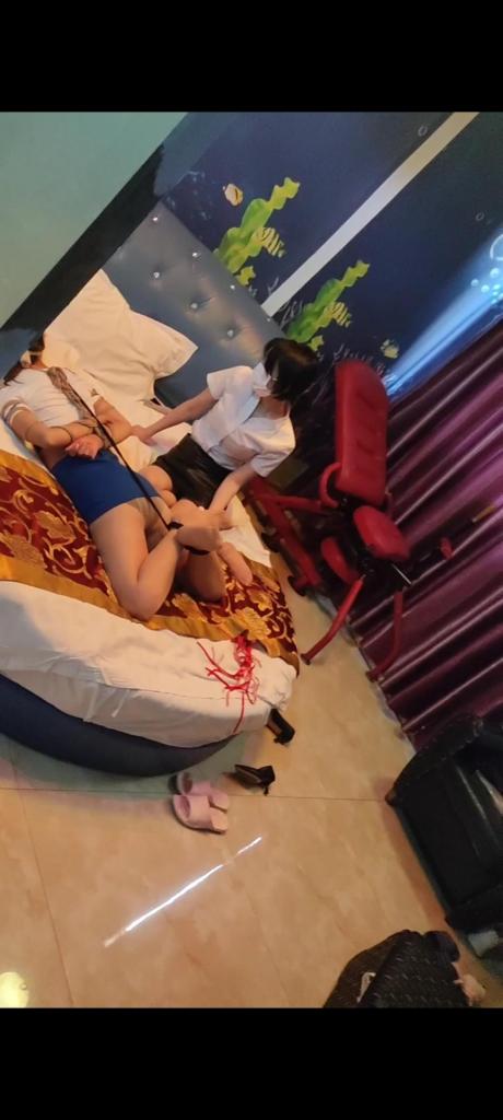 酒店捉到两女 小m居然背着我约玩一个女s，被我发现，跑到酒店捉到她们真在玩捆绑鞭打，既然这么想玩，那我就好好陪你们玩玩。直臂驷马紧缚女s，玩具加入，鞭打，随后让两女脱掉衣服，只穿内衣内裤丝袜，紧缚m腿，加入玩具，好好享受吧。。。。接定拍QQ1127094763