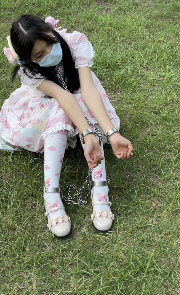 Lolita女生的连体镣铐玩耍日常 Lolita女生的连体镣铐记录 18岁女高<br>仲夏物语美乐蒂配绵羊泡芙 女儿服的袜子。<br>妹子回到家放下书包，取下墙上挂着的连体镣铐，自己锁好在屋子里走来走去，过了一会儿嫌这个拘束感不够，又换成了反锁背铐的，整个胳膊被反架着。<br>玩了一会儿又到户外去走了一下，这个衣服没有袖子，裙子也盖不住脚镣，就这样在草地上走来走去的玩，天气很热，妹子走来走去又高兴又在吐槽，看起来有点二。<br>布莱恩原创 1071263211