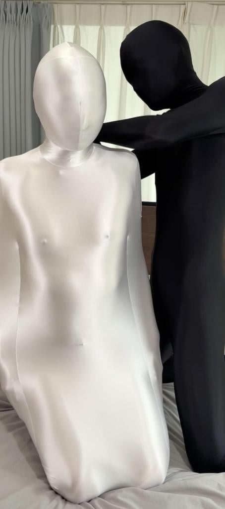 【︎✿小花︎✿】①WHITE MUMMY 华花穿着zentai钻进丝滑面料睡袋，被男伴抚摸玩弄。<br><br><span style='color:#b0b0b0;'>[隐藏文字，购买后可见]</span>