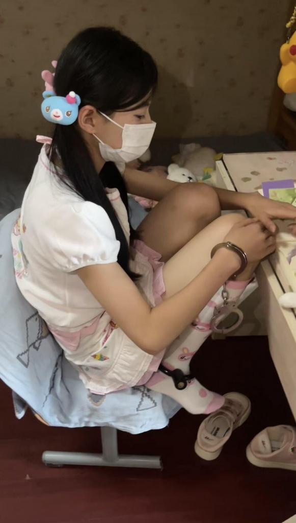 女儿服妹子的脚镣vlog-戴镣外出遛狗 （已成年满18）妹子穿着女儿服，放学回家后主动戴上手铐脚镣做作业，中间偷偷玩手铐。<br>写完作业，因为完成的慢了一点，用锁把两个脚镣环连起来走路，自己后跟责磨脚。之后带着脚镣环骑电车出门遛狗，顺便漏出脚镣，然后又把鞋子脱掉，只穿着袜子走路，虽然出门没有带脚镣链子，但是沉重的镣环依旧硌脚、磨脚后跟。<br>布莱恩原创作品 1071263211，高清版在网盘<br>女生约拍，道具定做参考，定拍