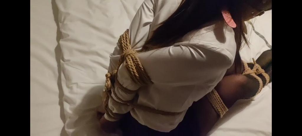 私人医院里的护士 本地有一家私人医院，以服务态度而出名，可以最大程度满足病人的一起特殊要求。这天医院来了一个公司的经理，医院领导要求护士务必照顾好经理，但凡经理有什么要求，一定要满足。这天护士去经理房间送药的时候，正好女经理心情不好，女经理是一名资深的绳艺爱好者。平常的时候就喜欢自缚来释放压力。当护士来送药的时候，女经理要求护士陪她玩捆绑游戏才喝药，护士没有犹豫就同意了（因为上班第一要求就是满足病人要求）。女经理把护士绑好之后，玩弄一会，又换种姿势。玩一会之后觉得不满足，要求护士紧紧的绑自己。。。。接定拍qq1127094763