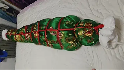 棉被包裹捂闷 新来的小白第一次就遭到女主的捂闷.哈哈！厚厚的棉被裹在身上.陷入无尽的黑暗中.又逃脱不掉.只能忍受................