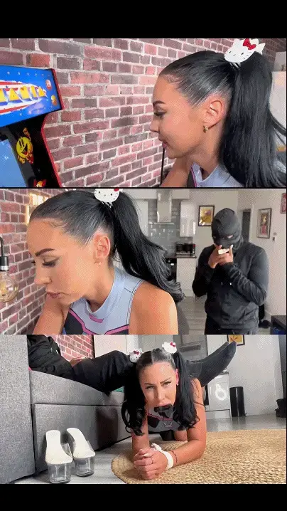 Gamer girl grabbed and fucked by intruder - wrap gag, ring gag, mask gag, creampie 米拉穿着性感的高叉死库水、及膝袜、高跟鞋，在家里玩她最喜欢的街机。她完全沉浸在行动中，没有注意到潜入她公寓的入侵者。他用它作为掩护，在拐角处达到顶峰，简直不敢相信他所看到的。被米拉的屁股迷住了，他悄悄地向她靠近……当入侵者用手捂住她的嘴把她向后拖时，米拉睁大了眼睛，震惊地抓住了她。她的脚踝、大腿和手腕仍被绑在背后。她透过一只塞进嘴里的袜子呻吟着。闯入者告诉她，他要检查她的其他地方，让她挣扎。她扭动身体，试图挣脱一段时间，但没有成功，入侵者终于回来了。他把她放在地板上，把她当脚凳！Mila dressed in a sexy gamer leotard, knee length socks, high heels and hair in pigtails is at home playing on her favourite arcade machine. She’s completely immersed in the action and doesn’t notice the intruder who’s snuck into her apartment. He peaks around the corner using it as cover and can’t believe what he sees. Mesmerised by Milas ass he creeps towards her… grabbing her from behind Milas eyes open wide in shock as the intruder drags her backwards with his hand over her mouth. Still dressed tied at her ankles, thighs and wrists behind her back. She moans through one of her huge socks which has been shoved into her mouth. The intruder tells her he’s going to check the rest of her place out and leaves her to struggle. She wriggles and attempts to free herself for some time but doesn’t have any success and the intruder finally returns. He places her onto the floor and uses her as a foot stall! 