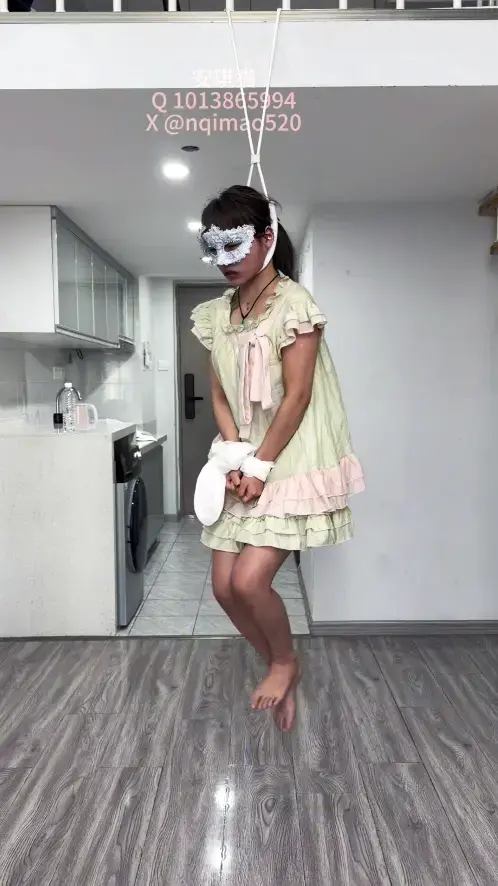 兔兔原创真实上吊-猫妹妹第二篇（历史最久悬空时间） 猫妹的无保护真实上吊体验第二篇：发生了一点小插曲“事故”，吊前忘记嘱咐她排掉空气了、导致踢掉凳子后的她想呼出空气 被死死勒住的脖子只能一点点排挤掉剩余的空气、喉咙里持续发出咯吱...咯吱的声响！她后来看了说太丢人了！哭哭┭┮﹏┭┮！<br><br>本次是光脚，携绿色花边性感连衣裙上场，并且用白绫绑住了双手（防止求生本能去乱抓绳子）；<br><br>扎起的马尾能把颈部完全暴露在外给大家观赏，也搭配了侧面视角，能清晰的观察到踢掉凳子一瞬间，被勒紧的脖子承受整个身体重量后的凹陷状态；<br><br>白绫捆绑住的双手 想挣扎反抗也是无力；这种完全真实的上吊 导致她小脸涨的通红、几秒就晕过去了；后面都是人体最真实的挣扎抽搐反应，且这次悬挂时间是最长的一次，还带来了“原地跑步秀”----也就是空中小脚来回奔跑走路的剧烈挣扎姿态；<br><br>本视频是双视角：正面 侧面 本人感受采访；全程8分50秒给大家奉上哦~