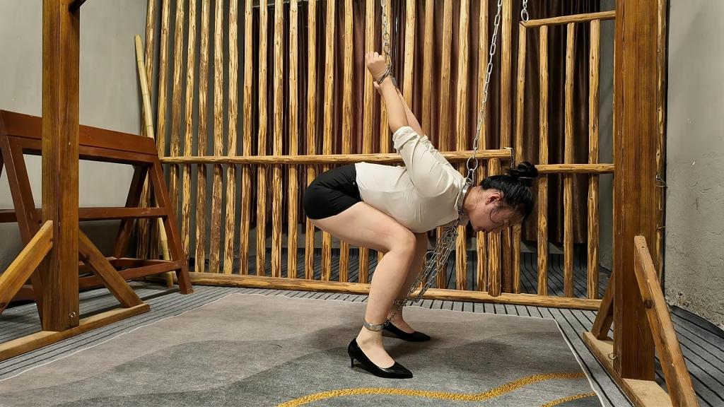 紫涵铁链紧固 按客户要求，带脚铐，手铐背后，脖子带不锈钢项圈，用铁链拉倒脚踝，拉紧，脖子上面吊起来，手也要吊起来，中间不能休息，一镜到底，本人还是比较喜欢这种拍摄，不用剪辑，只是今天苦了紫涵了，这个姿势非常难受，看看她能坚持多长时间吧....本工作室提供私人定制绳艺视频、私人定制绳艺体验、剧本体验、出售原味、另外招募绳艺模特、视频统一解压密码h123456 定拍联系QQ1434003729加我注明妖狐吧
