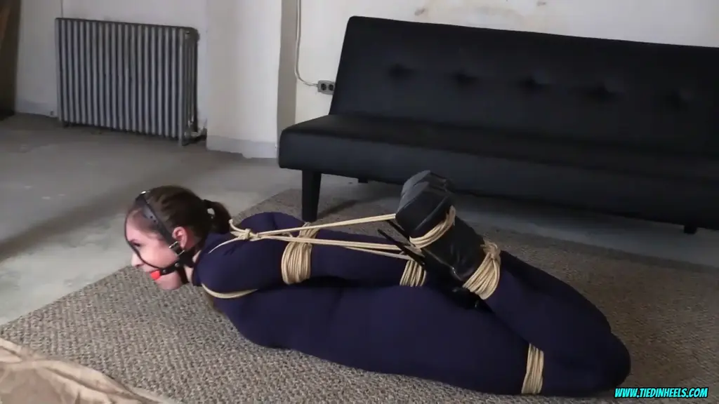 Rachel Adams：紧身衣、球口塞头挽具、短靴驷马！第2部分 性感捆绑人偶 Rachel Adams 被俘，带到地下室地牢！她无助地被一步步捆紧！穿着梦幻捆绑装束：厚实紧绷的氨纶紧身衣包裹完美曲线，黑色皮革细高跟短靴，黑色短皮手套！已戴上黑色皮革带式口塞，捆绑折磨中无法出声！第2部分：无助的 Rachel 被完全绳缚成紧紧的驷马！这位美人会被关押很久、很久！