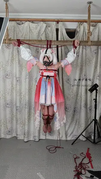 [坎喵]鸣潮COS-今汐Y字并腿悬吊+强高TK调教放置 哈喽，这里是坎喵，是个努力想要变可爱的男孩子~<br>[今汐被不明来路的敌人绑架了，她被以Y字挂了起来，双腿紧紧并在一起，离地一尺有余，凭她的力气定然是无法自行挣脱，为了防止呼救还给她戴上了口枷，只能像一条小狗一样被迫吐着舌头，让口水不停地流下来，屈辱之极……]<br>网盘传源文件会挂，所以传了压缩包，如果可以尽量用林子的保管库下载吧<br>另外推特(或者叫X）和林子同名，ID @NekoSao3，欢迎关注~<br>随缘接自缚类定拍，有需求的客官可以林子站内信或推特私信联系~<br><span style='color:#b0b0b0;'>[隐藏文字，购买后可见]</span>