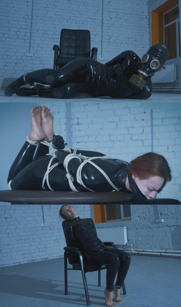 The Feeling of Tight Latex Gives Me Pleasure - Anna Luna Was Caught and Bound During Her Mission 安娜·卢娜（Anna Luna）身穿闪亮的乳胶连体紧身衣和乳胶袜，手持手电筒仔细搜查着这座建筑，同时随身带着防毒面具。她走进一个敞开的房间，出于谨慎戴上了防毒面具。<br><br>与此同时，一名戴着面具的男子一直在跟踪她。<br><br>在房间里，安娜发现了一些文件。拿到目标物品后，她突然注意到乳胶衣紧紧包裹着身体的感觉——并意识到自己竟享受着这种触感。<br><br>她开始沉醉于乳胶的质感，缓慢地抚摸着自己的身体和双腿之间，直到耳机里传来信号。<br><br>安娜迅速走向一台笔记本电脑，按照指令操作。她开启了监控摄像头，看到那名戴面具的男子正向她所在的位置逼近。<br><br>她立刻脱掉高跟鞋，赤脚悄悄靠近门口，准备发起攻击。<br><br>当戴面具的男子进入房间时，安娜猛扑过去，但他进行了反击。他将她扛到椅子旁，并扇了她一耳光。<br><br>此时，安娜·卢娜的手腕和脚踝都被戴上了手铐和脚镣，她在椅子上奋力挣扎。跌落在地后，她仍试图挣脱束缚。<br><br>愤怒的面具男逼问她那份文件是从哪里弄来的，以及她到底在寻找什么。<br><br>他摘掉了安娜的防毒面具和乳胶袜，让她赤着脚，而她仍在不断挣扎。<br><br>过了一会儿，安娜被绳索紧紧捆绑，跪在地板上。面具男用胶带封住了她的嘴，任由她在原地挣扎。<br><br>随后，他将安娜安置在房间中央的一个支架上，给她戴上鼻钩，并将她捆绑成“猪蹄扣”（hogtie）的姿势。<br><br>安娜保持着这个姿势挣扎，直到面具男最终松开束缚，给了她离开的机会。<br><br>安娜·卢娜匆忙解开剩余的绳索并撕掉胶带Anna Luna, dressed in a shiny latex catsuit and latex socks, carries a gas mask with her while carefully inspecting the building with a flashlight. She reaches an open room and puts on the gas mask as a precaution.<br><br>Meanwhile, a masked man has already been following her.<br><br>Inside the room, Anna discovers some documents. Having found what she came for, she suddenly notices just how tightly the latex suit hugs her body - and realizes that she is enjoying the sensation.<br><br>She begins enjoying the feel of the latex, slowly caressing her body and between her legs until she receives a signal through her earpiece.<br><br>Anna quickly approaches a laptop and follows the instructions. She switches on the surveillance cameras and sees the masked man approaching her location.<br><br>She immediately removes her heels and quietly approaches the door barefoot, preparing to attack.<br><br>When the masked man enters the room, Anna lunges at him, but he fights back. He carries her over to a chair and gives her a slap.<br><br>Now Anna Luna has cuffs around both her wrists and ankles as she struggles on the chair. After falling to the floor, she continues trying to free herself.<br><br>The angry masked man demands to know where she got the folder of documents and what exactly she is looking for.<br><br>He removes Anna’s gas mask and latex socks, leaving her barefoot as she continues to struggle.<br><br>Some time later, Anna is tightly bound with rope and kneeling on the floor. The masked man seals her mouth securely with tape and leaves her struggling in place.<br><br>He then places Anna on a stand in the middle of the room, attaches a nose hook and ties her into a hogtie.<br><br>Anna struggles in this position until the masked man eventually releases her and gives her a chance to leave.<br><br>Anna Luna hurriedly removes the remaining rope and tape before quickly peeling off the tight latex 