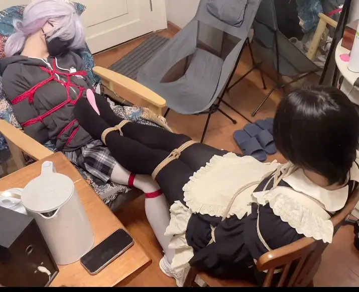 两个小伪娘的双人捆绑互踩，期间紧缚着用震动棒按摩下体 两个可爱的小男娘都来到了我家里来做客，那当然就要好好招待一下她们啦<br>一起被绳索紧缚的伪百合形态也是我非常喜欢的，两人都被捆起来后很快就进入了状态开始发情，并且用丝袜脚踩着对方的私处<br>真是又舒服又好玩，哈哈<br>我的X：@kilo141Dom  QQ：1084064754<br>欢迎约绳，最好是江浙沪地区的，或者离我近一些的被缚，男女皆可。距离远的话需要报销路费，也接受订拍。<br>素质交流，不摆架子，很好说话。但是无礼且愚蠢的人请自重。<br>