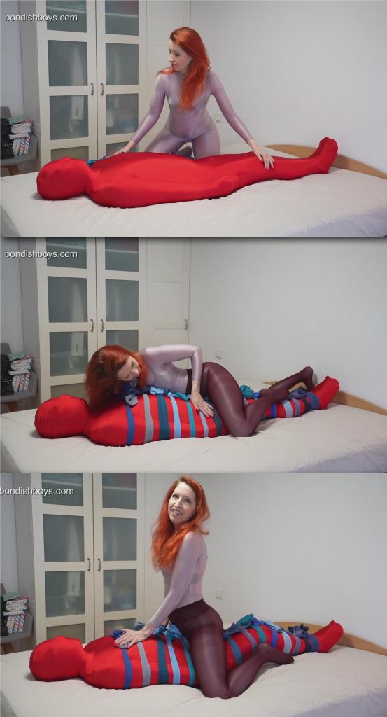 LADY RENEE RIDES HER SPANDEX BONDAGE-SACK BOY 片子名称：LADY RENEE RIDES HER SPANDEX BONDAGE-SACK BOY<br><br>这个是男M片！<br><br>Lady Renee has her client packed tight in a spandex bondage sack — no wriggle room, no way out. Then she starts wrapping. Pair after pair of pantyhose, pulled hard, knotted tighter, until he is trussed up like a glossy nylon parcel. Only then does she climb on. She rides him while he is sealed in that sack, helpless, squeezed by all that sheer fabric, and she does not stop until he finishes. Imagine that for a second: bagged, pantyhose-cinched, and used by Lady Renee until you have no choice but to cum.<br><br>蕾妮女士（Lady Renee）将她的客户紧紧地塞进一个弹性束缚袋中——没有扭动的空间，也没有出路。然后她开始包裹。一卷又一卷的连裤袜，用力拉紧，再系得更紧，直到他被捆得像光滑的尼龙包裹一样。只有到那时，她才会爬上去。当他在那个袋子里被密封住，被所有那些透明的布料挤压得无助时，她骑在他身上，直到他射精才停下来。想象一下：被装进袋子里，被连裤袜紧紧束缚，被蕾妮女士使用，直到你别无选择，只能射精。