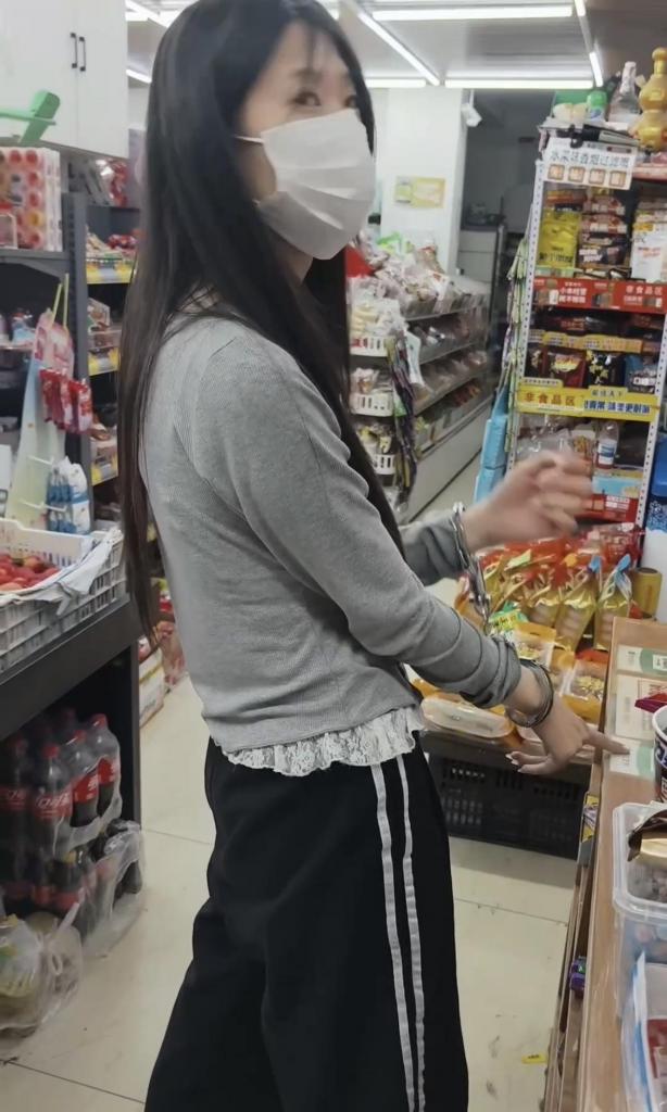 帆布鞋女大学生深夜戴脚镣去小卖店  一步镣-袜子塞嘴 时长28分钟，真实记录<br>妹子在家穿好帆布鞋和九分裤，带上制式短链一步镣，重三斤，裤子根本盖不住脚镣，带上手铐出门。在楼道里脱掉穿了一天的船袜塞到嘴里。<br>带着手铐脚镣走下楼梯，出单元门到小卖部买东西，带着脚镣踮脚拿水，路上车辆里面的人看的清清楚楚。这种脚镣就是刑具，超级磨脚，每走一步短链子就拉扯镣环在脚后跟和脚踝上转动。<br>买完东西说这自己的感受，上楼回家睡觉。<br>