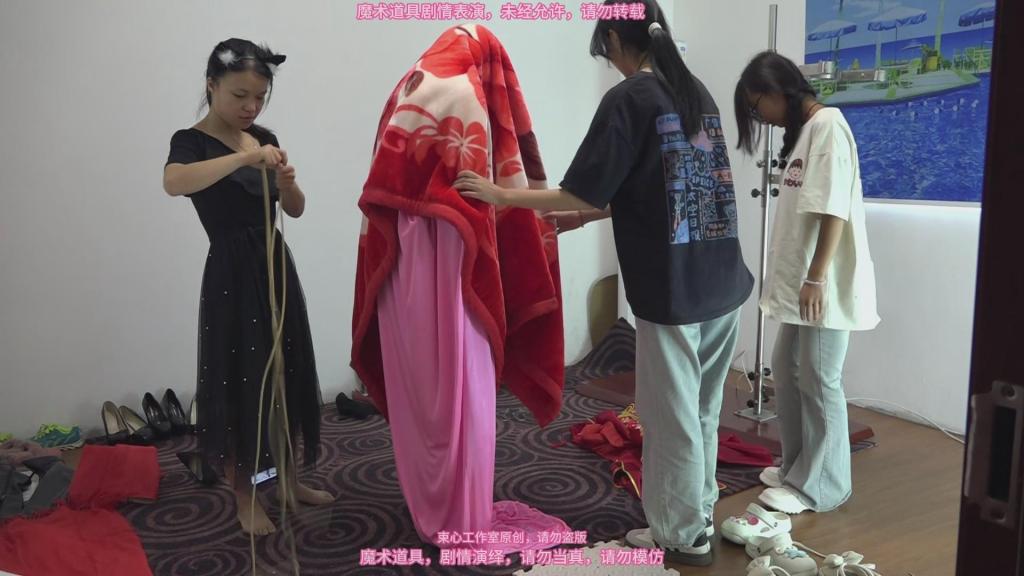 几个大学生古装断案抓捕审讯刑具，捆绑剧情，无厘头简单剧情第七集 束心魔术道具工作室，几个大学生古装断案抓捕审讯刑具，捆绑剧情，无厘头简单剧情第七集，唯美风格，本工作室摄影技术和剧情拍摄相对一般，无法和专业的摄影师相比，购买本工作室视频请知悉本工作室拍摄的视频短剧内容也许并不专业，本工作室各种古代道具断头台，古装捆绑剧情游戏，金属，木质道具，枷锁，金属站立枷，魔术木笼囚笼拘束架道具审xun椅，各种拷镣等魔术笼子等道具，本工作室秉持，绿色，健康，唯美，解压，为原则，可以体验定拍.            妖狐吧定拍 ，女生加入本工作室  （本工作室只收女生，只收女生，只收女生，很多男生cd问收不收的，我将不再回复！）         qq：3329311459              骗子勿扰，事多者勿扰！！！