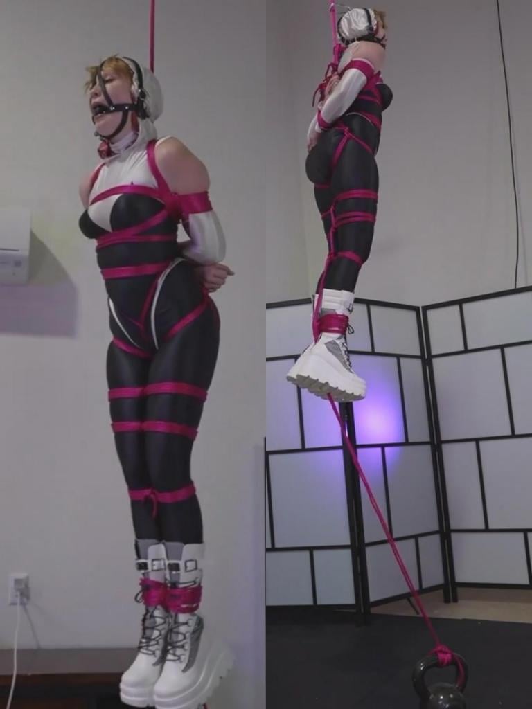Spider Gwen Hanging Crotchrope Predicament 昏暗的仓库里光影交错，唯有几束精心布置的聚光灯投射在伊莎贝拉（Izzabella）身上，勾勒出她迷人的轮廓。这位性感的红发女郎身姿挺拔，身上那套光滑紧身的“蜘蛛格温”（Spider-Gwen）风格连体衣宛如第二层皮肤，完美衬托出她惊艳的曲线——丰满挺拔的胸部、纤细的腰肢以及诱人的宽阔髋部。<br><br>Shiny 手持尼龙绳，径直向她走去。他的目光贪婪地游走在她曼妙的身躯上，细细打量着每一寸肌肤，同时开始用紧实的绳索将她层层缠绕。当 Shiny 熟练地将她的四肢束缚在一起，把她从头到脚固定成站立捆绑的姿态时，伊莎贝拉眼中闪烁着期待的光芒，仿佛预感到了即将到来的美妙束缚感。绳索紧紧包裹着她曲线玲珑的身体，有意无意地挑逗着她的敏感点，令她的情欲愈发高涨。<br><br>接着，Shiny 收紧了她胸前的束缚带，并将裆部绳索的末端穿过其中。他嘴角浮现出一抹狡黠的微笑，将一个口球塞进她嘴里固定好，随后俏皮地向她眨了眨眼。那副深色皮革面具更添几分魅惑，完美衬托出她丰润的双唇与火红的秀发。<br><br>Shiny 操作着高处的电动绞盘，马达轰鸣声响起，伊莎贝拉的身体被缓缓吊离地面。当她被悬挂在半空、动弹不得时，那张绝美的脸庞因交织着快感与痛楚而微微扭曲，神情迷人。束缚带和绳索的重量向下拉扯着她的裆部，带来一种持续而稳定的压迫感——那是一种深沉的阵痛与令人神魂颠倒的快感交织而成的奇妙体验。在她身下，一个重达35磅的壶铃坠在脚踝处，沉甸甸的重量不仅起到了固定作用，也与她的体重形成了微妙的平衡。<br><br>伊莎贝拉的挣扎只会让她陷入更深的困境，皮革束缚带和口球让她的呻吟声变得沉闷压抑。她那丰满的双腿紧紧并拢悬挂着，随着身体的每一次晃动，壶铃也像钟摆一样摆动起来。细密的汗珠在她如瓷器般细腻的肌肤上渗出，在头顶昏暗的灯光下泛着诱人的光泽。在经历了数分钟令人意乱情迷的悬吊快感后，Shiny 缓慢地停下绞盘，将 Izzabella 放回地面。他小心翼翼地解开束缚并取下口塞，看着她绯红脸颊上闪烁的细密汗珠，脸上浮现出一抹满足的坏笑。Izzabella 因刚才的剧烈体验而胸口起伏，被束缚的酥胸随着呼吸上下律动；她迎上 Shiny 的目光，眼中流露出既充满魅惑又饱含感激的神情。<br><br>那一刻，周围的仓库仿佛隐去，天地间只剩下他们二人，沉醉在这场令人迷醉的情色游戏中。夜色中弥漫着即将迎来更多激情的预兆——那是一曲交织着快感与束缚的乐章，将在漫长而慵懒的时光中延续下去。<br><br>这部精彩的长篇视频还完整收录了由 Shiny 亲自操刀的悬吊绑缚过程。The dimly lit warehouse space was awash in shadows, the only illumination coming from various strategically placed spotlights that highlighted Izzabella's alluring features. The sexy redhead stood tall, her stunning curves accentuated by the sleek, form-fitting Spider-Gwen catsuit that clung to her every contour like a second skin. The spandex material caressed her body, accentuating the soft swell of her breasts, the narrow waist, and the sexy flare of her hips.<br><br>Shiny approached her with purpose, nylon rope in hand. His eyes roamed over her gorgeous form, taking in every inch as he began to weave the tight cord around her. Izzabella's eyes sparkled with anticipation and promise of the delicious restraints to come as Shiny expertly cinched her limbs together, securing her in a standing tie from head to toe. The ropes confined her curvy figure, advertently pushing her buttons and intensifying her arousal.<br><br>Next, Shiny tightened her chest harness, threading the end of the crotch rope harness through it. A sly grin spread across his lips as he fastened a ball gag into her mouth, a playful wink followed as he secured it behind her head. The dark leather mask only added to her allure, framing her plump lips and fiery locks.<br><br>Shiny worked the electric winch high above, its motor humming to life as he began to slowly lift Izzabella off the ground. Her gorgeous face contorted in a delicious mix of pleasure and pain as she was suspended in mid-air, bound and helpless. The weight of the harness and rope pulled down on her crotch, a constant and steady pressure that was a mixture of deep throbbing pain and mind numbing pleasure. Below her, the kettlebell weighing 35 pounds.. Its substantial mass anchored to her feet, effectively counterbalancing her body weight.<br><br>Izzabella's struggles only served to deepen her predicament, her moans muffled by the leather harness gag. Her voluptuous legs welded together as she hung there, the kettlebell pendulum effect shifting with each movement. Spots of sweat began to form on her porcelain skin, a sheen that glistened in the low light overhead.<br><br>After several tantalizing minutes of suspended bliss, Shiny slowly eased the winch to a stop, lowering Izzabella back down to the ground. He carefully released her restraints and removed the gag, a smirk of satisfaction on his face as he watched a sheen of sweat glisten on her flushed cheeks. Izzabella's chest heaved with exertion, her restrained breasts rising and falling with each breath as she met Shiny's eyes with a sultry, grateful gaze.<br><br>In that moment, the warehouse faded away, leaving only the two of them lost in the heady thrall of their erotic playtime. The night air grew thick with the promise of more to come, a symphony of pleasure and restraint that would continue through the long, languid hours ahead.<br><br>Also included in this awesome full length feature video is the full suspension rigging by Shiny.<br><br>
