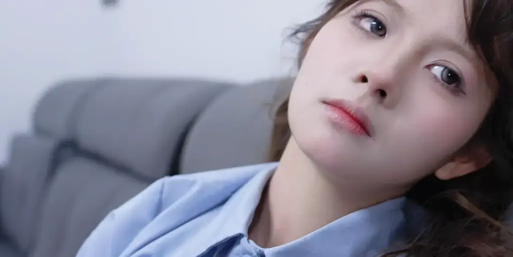 【定拍授公映】迷烟少女搜查官 近期国际通缉犯威斯克转移到了一个新的安全屋，没想到刚刚到没几天，少女搜查官就找上了门。“威斯克，终于找到你了，乖乖跟我走吧。”<br>威斯克丝毫不慌张的举起双手说“来得真够快的，你这小姑娘看来还算有点本事。”<br>小念说“别想耍花招，自己慢慢走过来。”<br>威斯克不紧不慢往前走，但是小念没发现，地上有早已布置好的机关，威斯克直接踩了上去，一阵烟雾袭击了小念.....<br>-----------------<br>祝各位老哥国庆快乐阖家欢乐身体健康事业顺利<br>---------------------------------------<br>定拍合作请联系QQ2838269780 1372181502 网盘解压密码bill 禁止搬运 感谢定制老哥支持公映  赞助计划只赚不亏  后面涨价