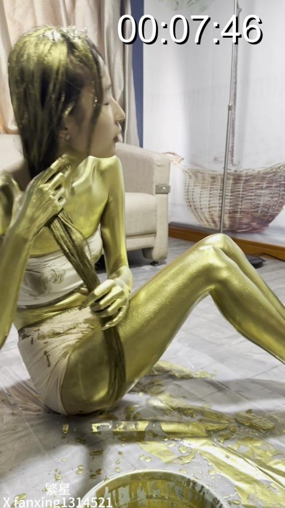 金粉2 全身金粉颜料的人体彩绘 情节包含涂抹 展示黑丝，面具，清洗，第一次合作的这个模特大学生妹子 一米七身高 超级瘦超级外向，效果还是很好的 同好交流购买定制视频本人QQ180889757繁星fanxing 天道酬勤 欢迎同好老哥骚扰！