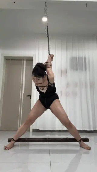 【蓝】扎带紧缚第五期-扎带股绳深深没入，直臂strappado反关节吊缚，分腿放置，扎带勒嘴勒头强制抬头 <span style='color:#b0b0b0;'>[隐藏文字，购买后可见]</span>内容:扎带直臂strappado反关节吊缚，分腿扎带固定在竹竿站立，扎带股绳深深没入，扎带勒嘴勒头强制抬头<br>，痛苦放置<br><br>原创作者:模特—蓝，缚手—Lalala